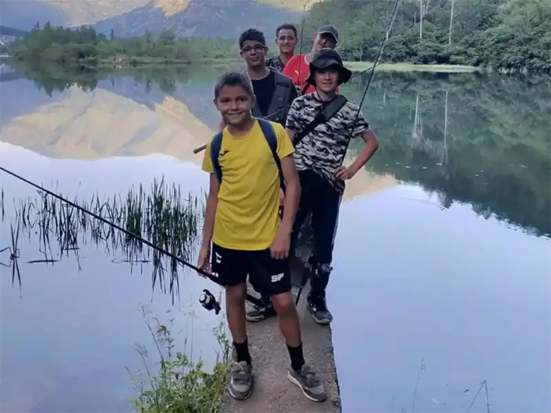 Kinder und Jugendliche lernen Angeln im Camp