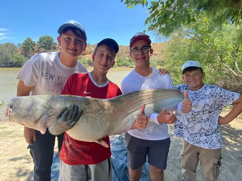Jungangler beim Angeln in einem internationalen Camp