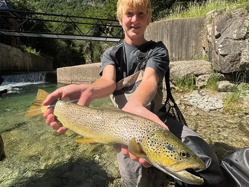 Jungangler beim Angeln in einem Fishing Camp
