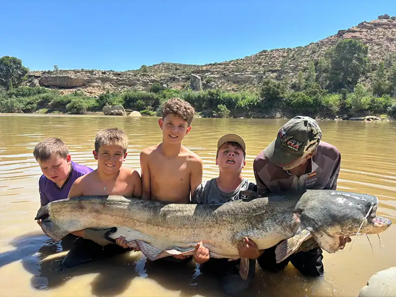 Jungangler beim Angeln in einem Fishing Camp